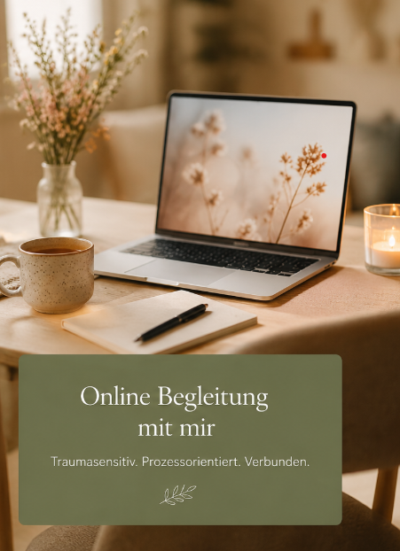 Warmer Arbeitsplatz mit Laptop, Notizbuch und Blumen als Symbol für traumasensitive Online-Beratung und neuroaffirmative Begleitung bei ADHS, Autismus und Entwicklungstrauma für Frauen und Mütter.